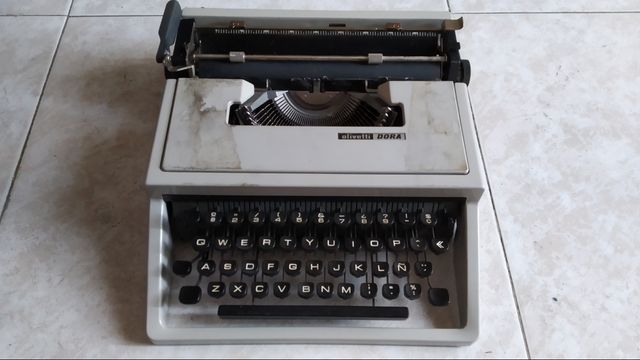 Maquina de escribir Olivetti Dora
