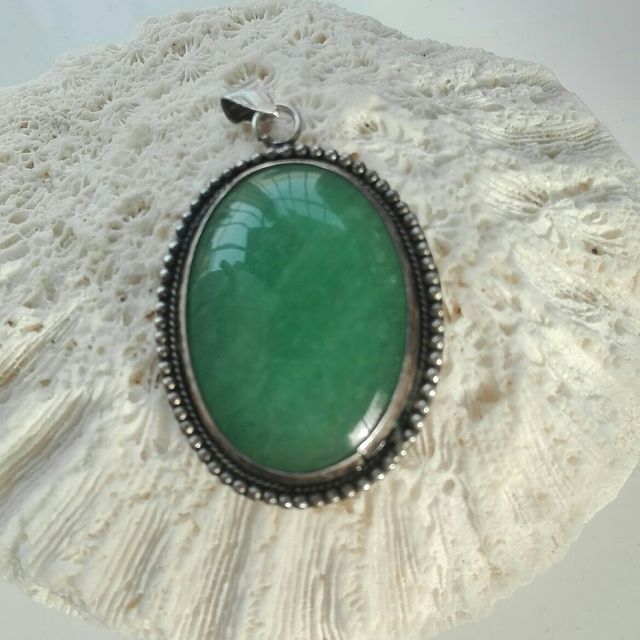 Pingente de prata esterlina feito à mão com pedra verde