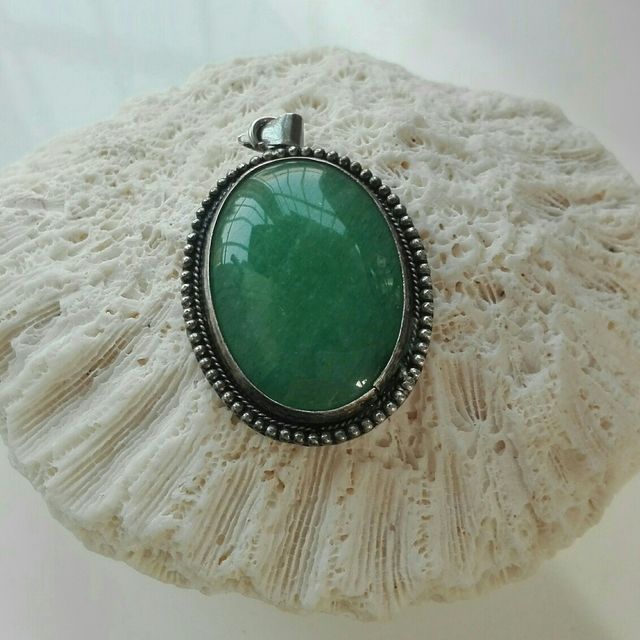Pingente de prata esterlina feito à mão com pedra verde