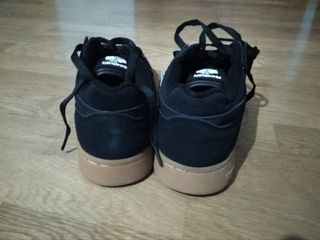 reebok negras con suela marron