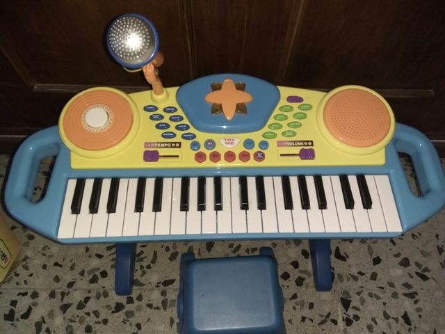 TECLADO ELECTRÓNICO CON TABURETE