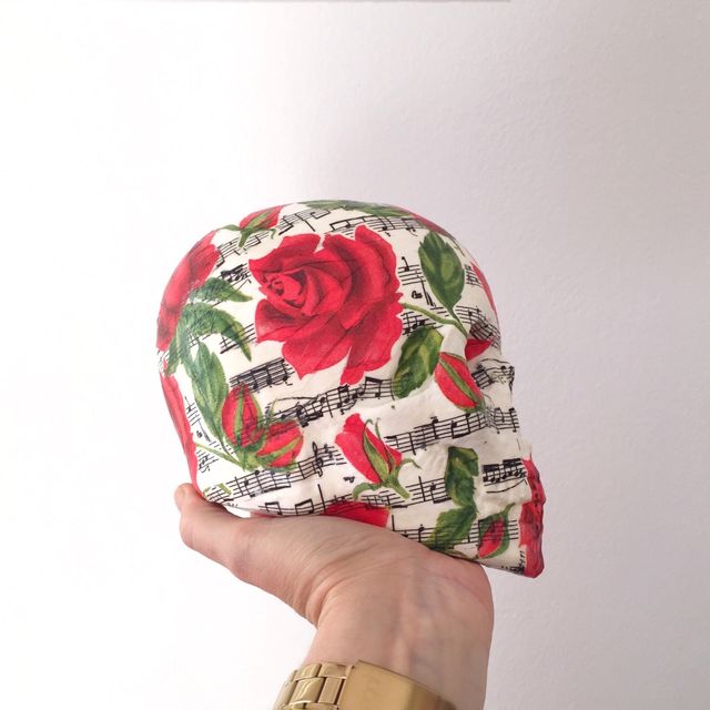 Calavera de escayola decorada