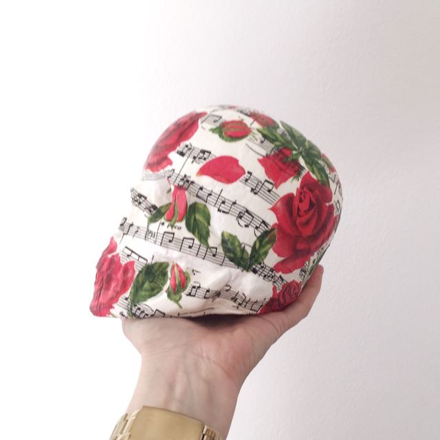 Calavera de escayola decorada