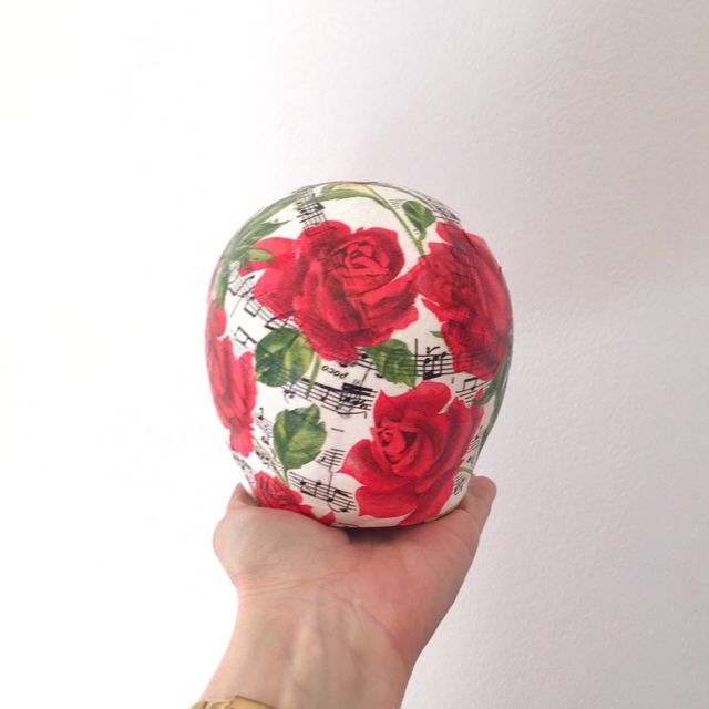 Calavera de escayola decorada