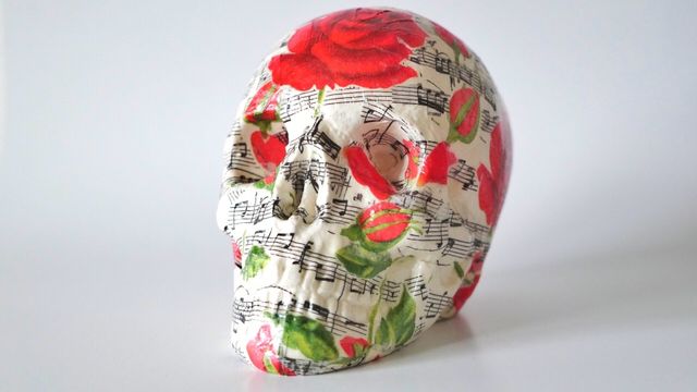 Calavera de escayola decorada