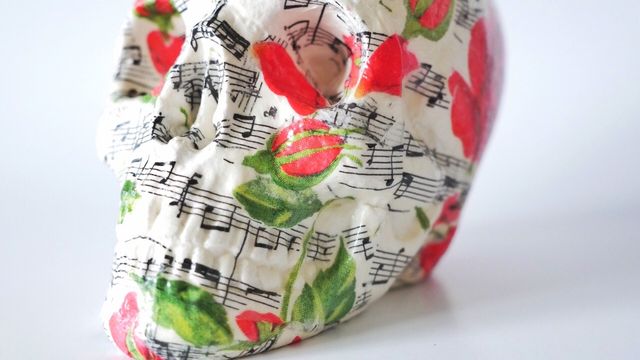 Calavera de escayola decorada