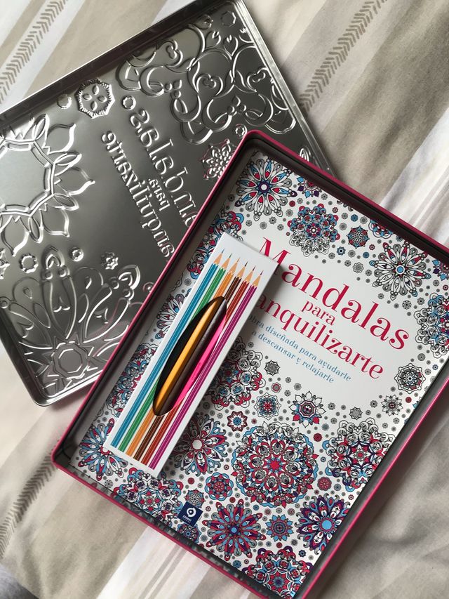 Libro Mandalas + caja latón + lápices