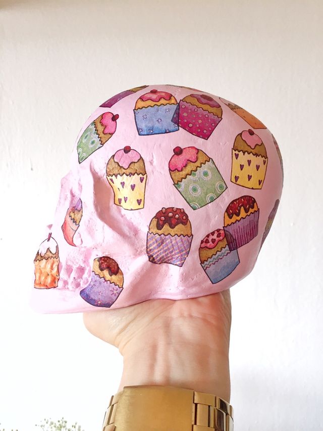 Calavera de escayola decorada