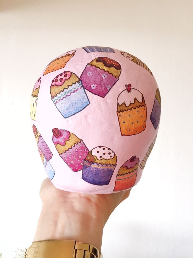 Calavera de escayola decorada