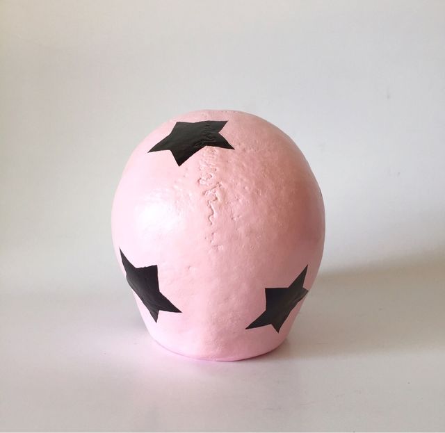 Calavera de escayola decorada.