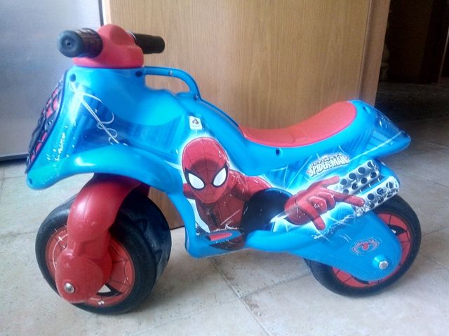 Moto correpasillos Spiderman
