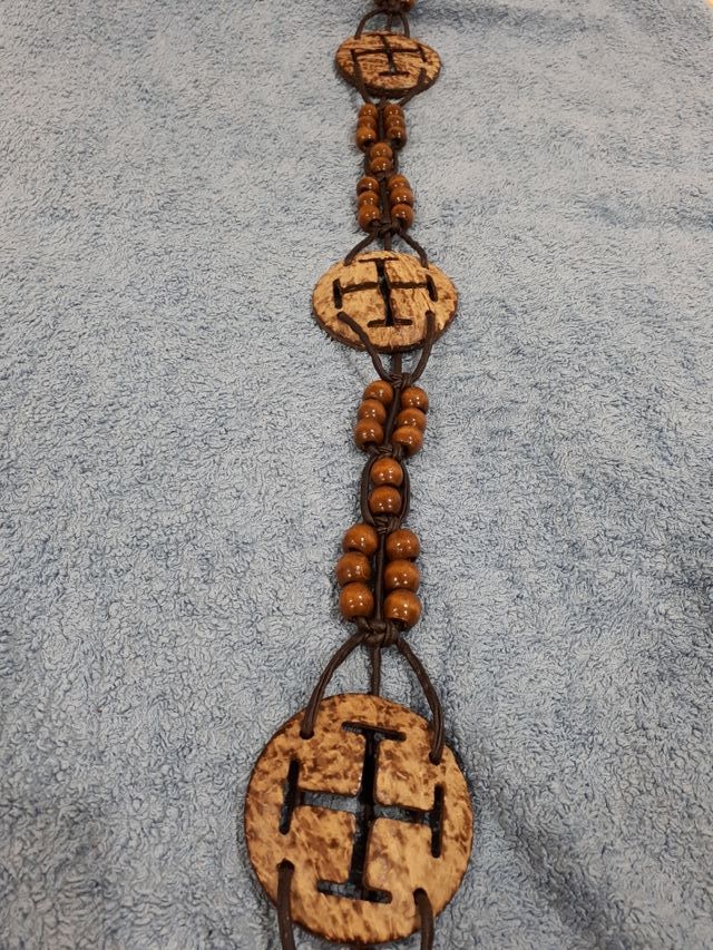 Cinturón de resina y cuero marrón