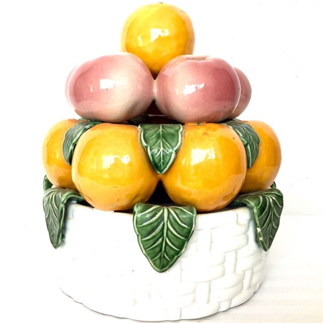 Centrotavola vintage in ceramica ben conservato con canestro e tre livelli con frutta