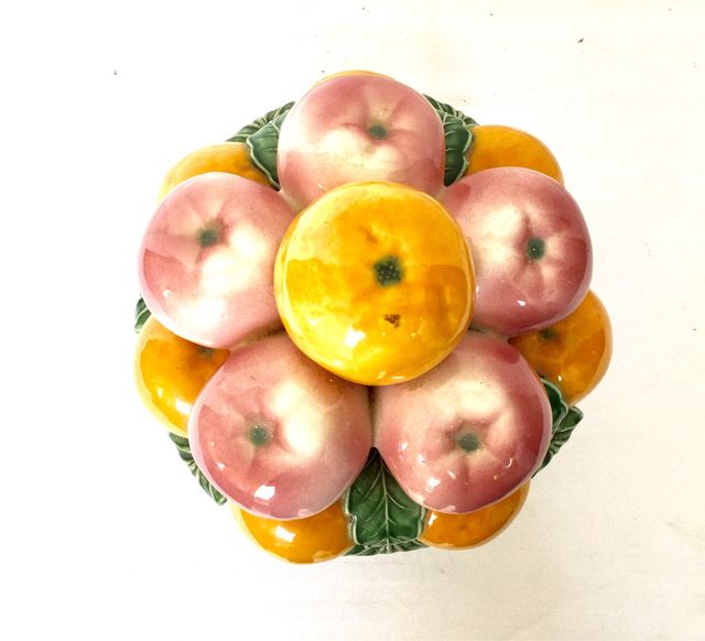 Centrotavola vintage in ceramica ben conservato con canestro e tre livelli con frutta