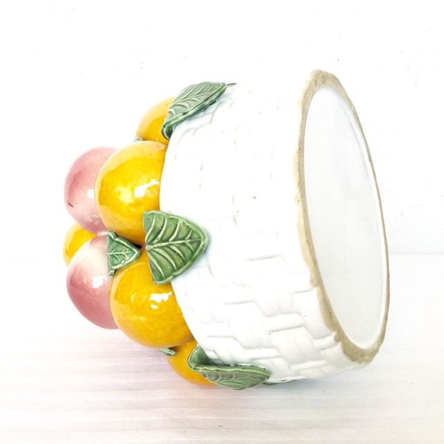 Centrotavola vintage in ceramica ben conservato con canestro e tre livelli con frutta