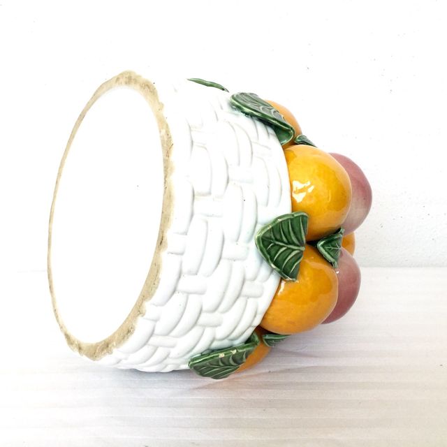 Centrotavola vintage in ceramica ben conservato con canestro e tre livelli con frutta