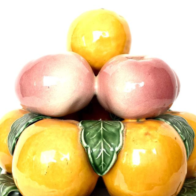 Centrotavola vintage in ceramica ben conservato con canestro e tre livelli con frutta