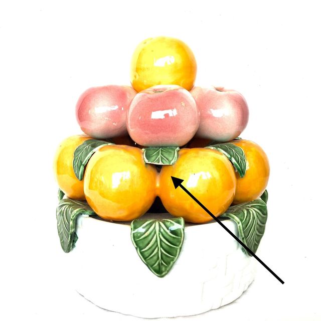 Centrotavola vintage in ceramica ben conservato con canestro e tre livelli con frutta