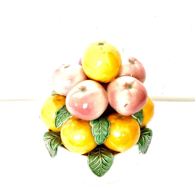 Centrotavola vintage in ceramica ben conservato con canestro e tre livelli con frutta