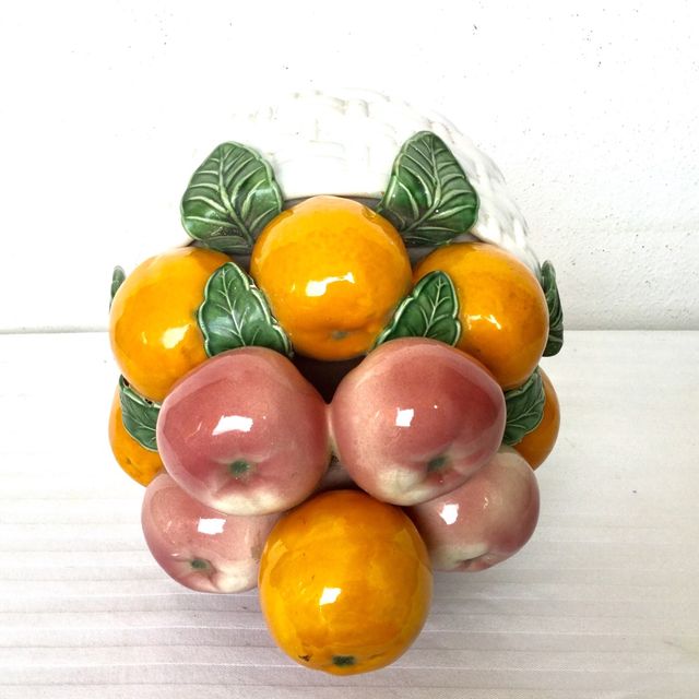 Centrotavola vintage in ceramica ben conservato con canestro e tre livelli con frutta