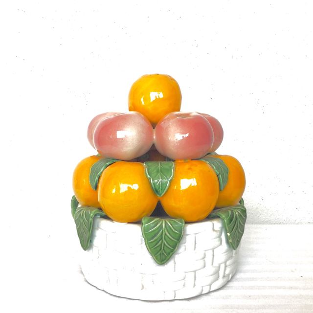 Centrotavola vintage in ceramica ben conservato con canestro e tre livelli con frutta