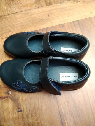 Abrigo Desigual niña de segunda mano por 20 € en Mangiron en Abrigo Desigual niña de segunda mano por 20 € en Mangiron en