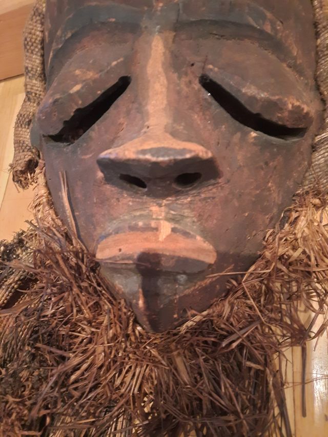 CURIOSA MÁSCARA AFRICANA