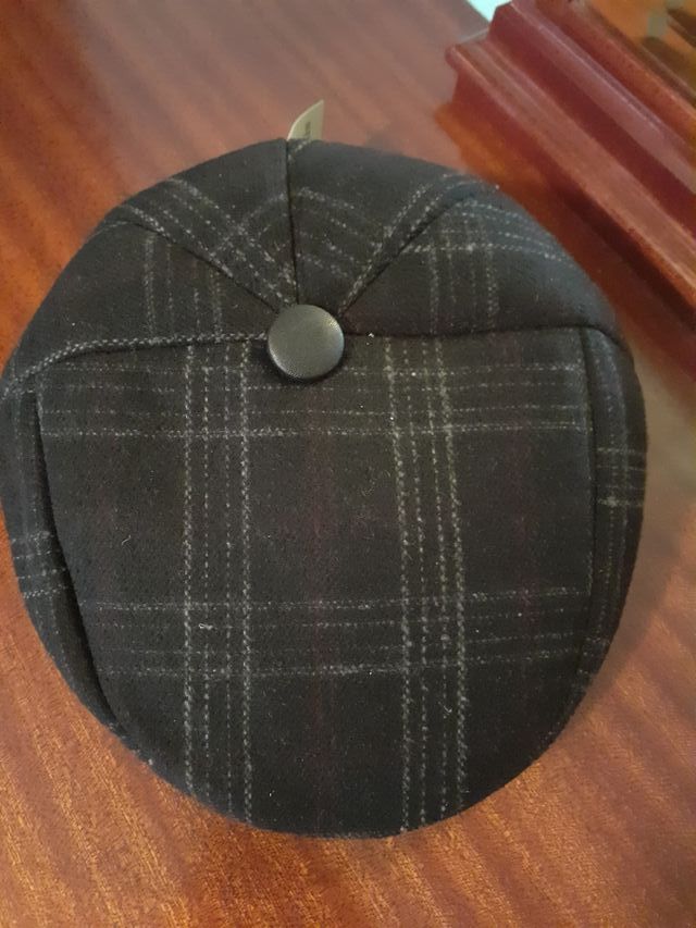 Gorra oscura con orejeras