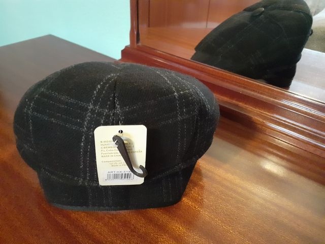 Gorra oscura con orejeras