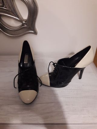 Zapatos blanco y negro tacon zara de segunda mano por 20 EUR en  Amorebieta-Etxano en WALLAPOP