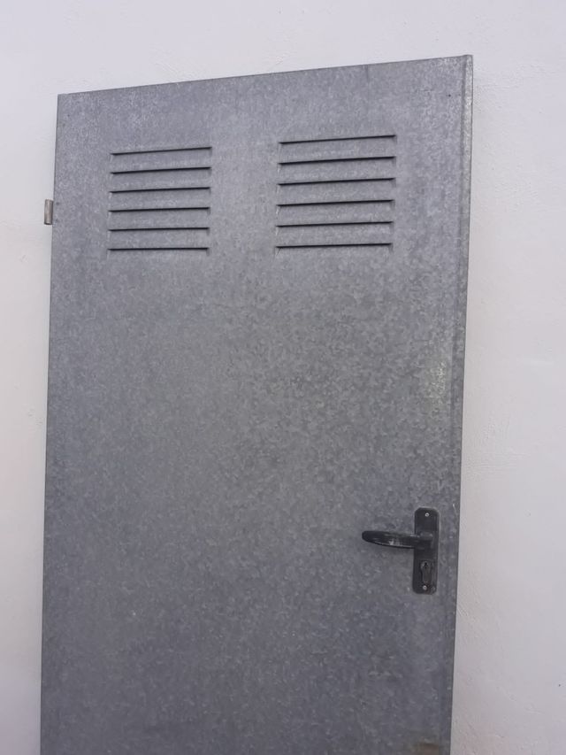 Puerta galvanizada de segunda mano por 30 € en Catral en WALLAPOP