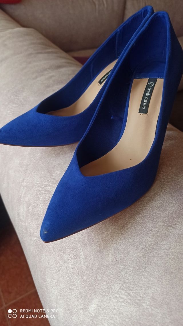 Zapatos azules eléctrico