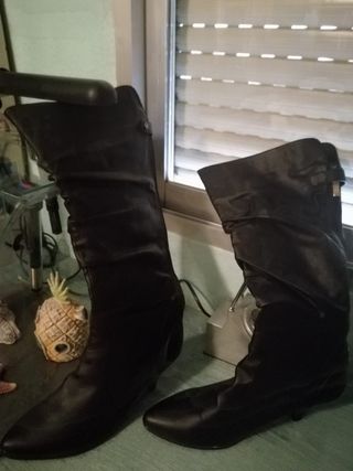 Botas altas de Vestir Negras de segunda mano por 4 EUR en Arganda del Rey  en WALLAPOP