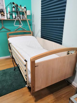Cama articulada con carro elevador y barandillas