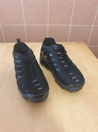 vapormax plus negras y doradas