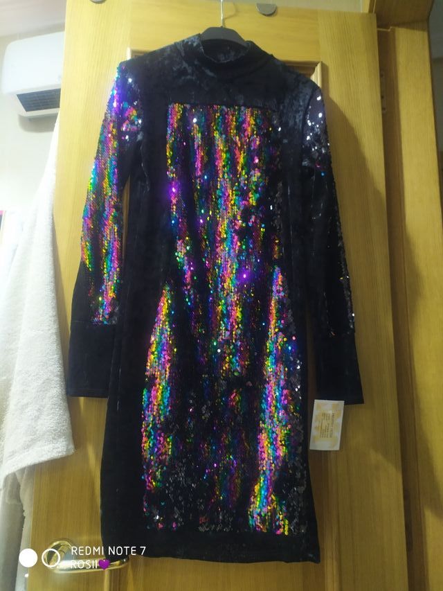 vestido de lentejuelas y terciopelo.