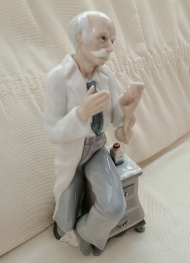 Figura Ginecologo Porcelana.