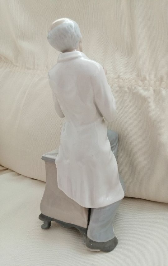 Figura Ginecologo Porcelana.