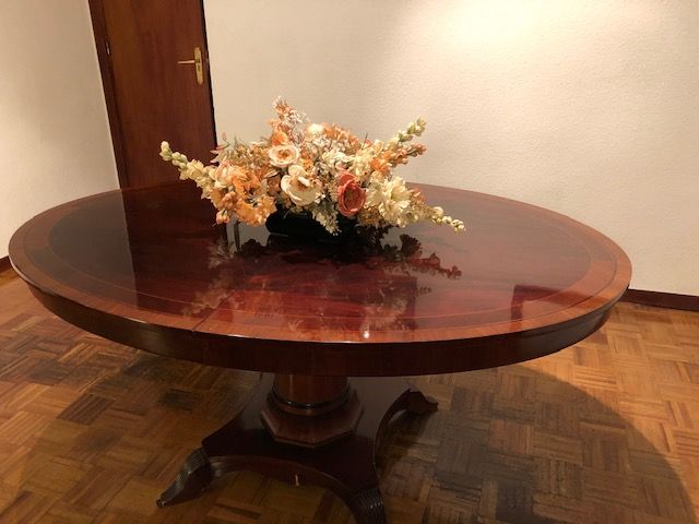 Mesa de comedor ovalada y extensible