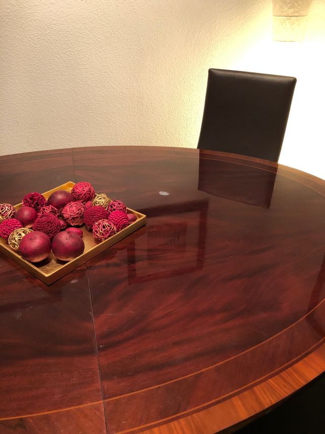 Mesa de comedor ovalada y extensible