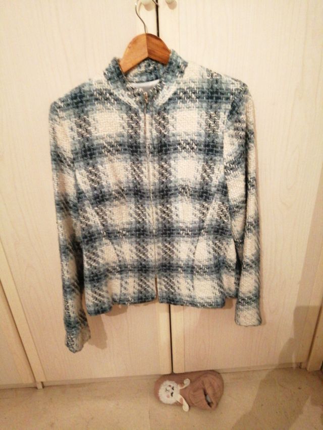 chaqueta de cuadros blanco y azul claro