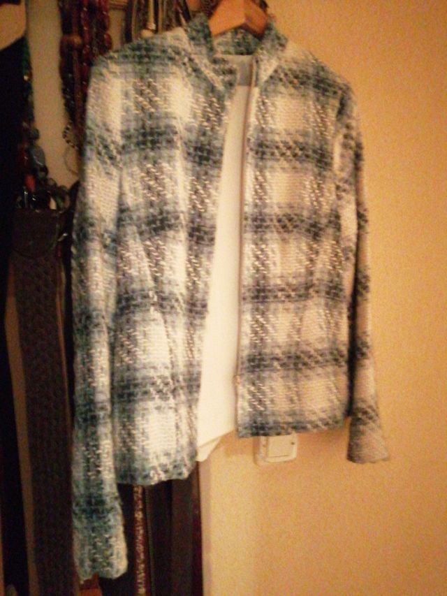 chaqueta de cuadros blanco y azul claro