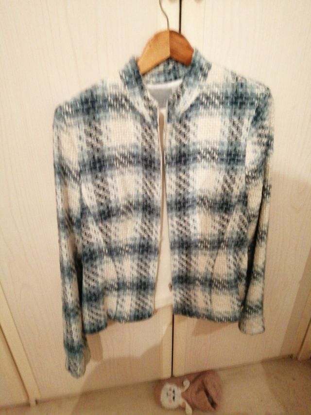 chaqueta de cuadros blanco y azul claro