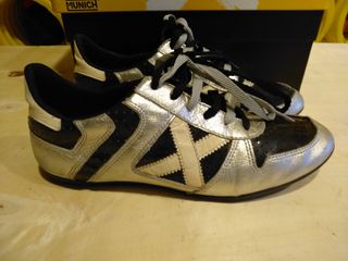 Zapatillas Munich negras y plateadas de segunda mano por 13 EUR en O Valiño  en WALLAPOP
