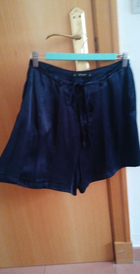 Vendo pantalón corto liso con caída como falda
