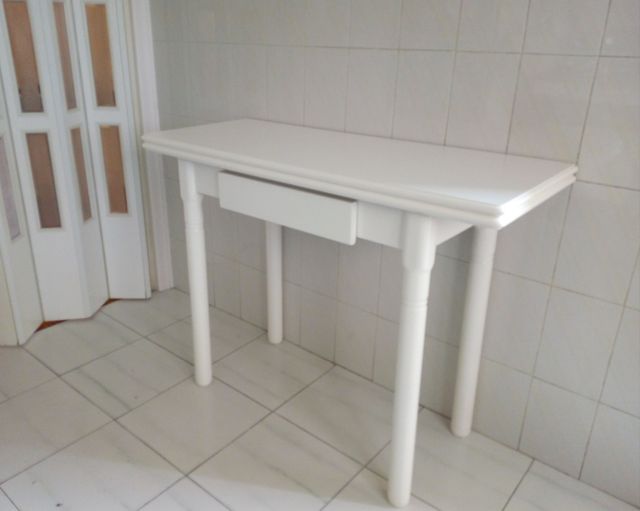 Mesa de cocina blanca de segunda mano por 95 € en Santander en WALLAPOP