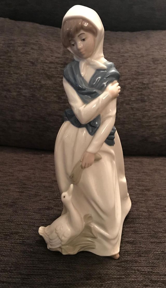Figura porcelana Mirmasu en perfecto estado