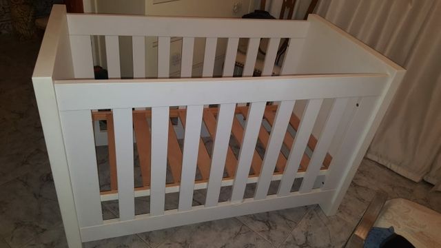 dos cunas grandes de madera