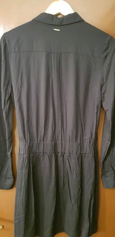 Vestido camisero negro Calvin Klein con etiqueta