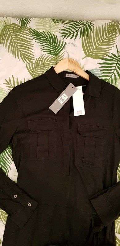 Vestido camisero negro Calvin Klein con etiqueta